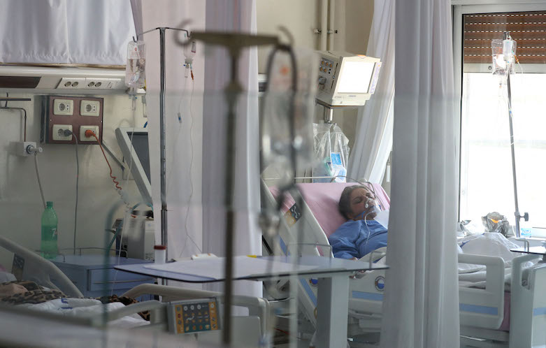 Syrians infected with Covid-19 receive treatment at Mouwasat Hospital in the capital Damascus, on March 31, 2021. (Photo: Louai Beshara / AFP)