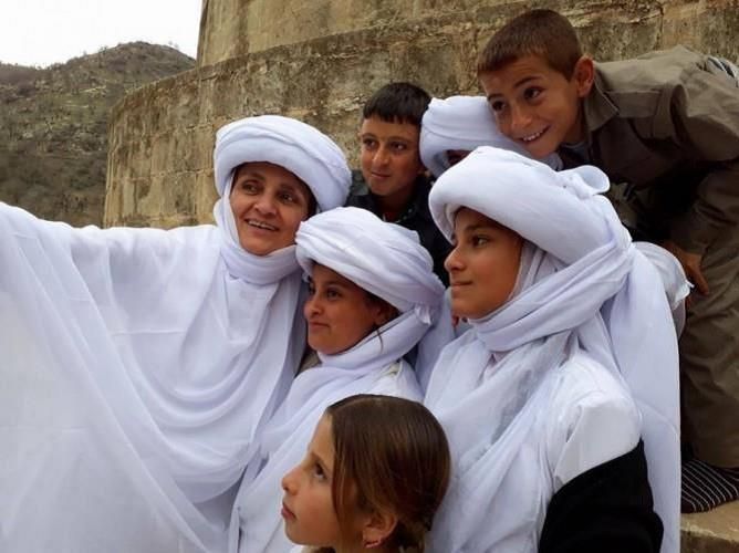 دكتۆر نه‌مام و ژماره‌یه‌ك منداڵی ئێزدی