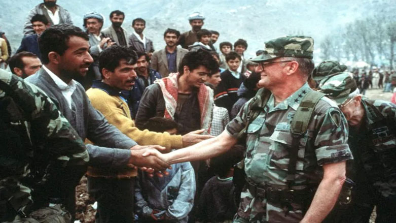 جەنەڕاڵ جۆن شالیكاشڤیلی فەرماندەی ھێزە ھاوبەشەكانی ھاوپەیمانان لەگەڵ ژمارەیەك ھاووڵاتی كورد لە ناوچەیەكی ھەرێمی كوردستان - 6/6/1991 - ئەرشیفی سوپای ئەمەریكا