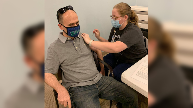 لوقمان غه&zwnj;فوور، نووسه&zwnj;ری وتار له&zwnj;كاتی وه&zwnj;رگرتنی ڤاكسینه&zwnj;كه&zwnj;