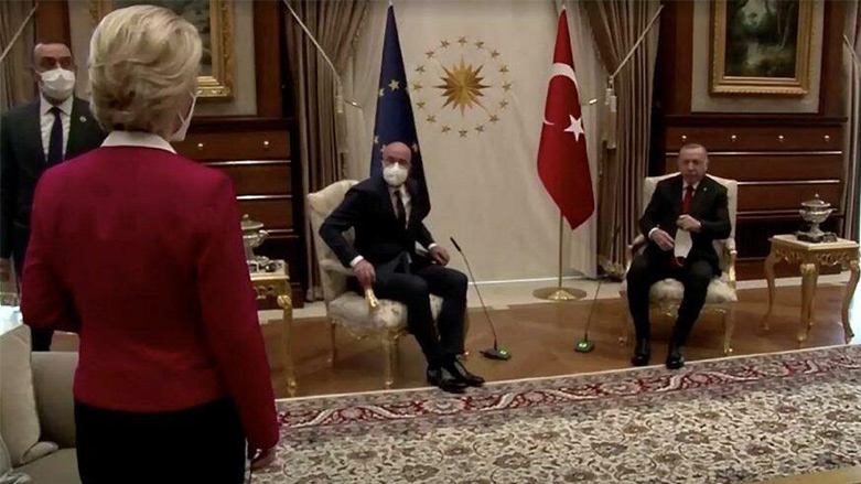 Erdoğan ile yapılan üçlü görüşme sırasında Michel ve Erdoğan'ın, liderler için ayrılan iki koltuğa oturması üzerine, Leyen ayakta kalmıştı