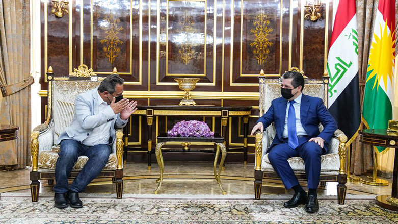 Kurdistan Region Prime Minister Masrour Barzani (right) receives Rahman Gharib, Coordinator of the Metro Center for Journalist Rights and Advocacy, April 13, 2021. (Photo: KRG)