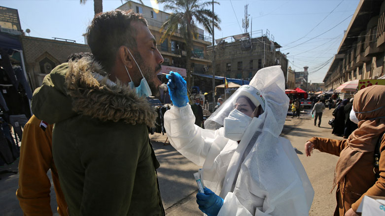 Iraqi health workers take random COVID-19 test for citizens in a market, Feb. 3, 2020. (Photo: Ahmed al-Rubaye / AFP)