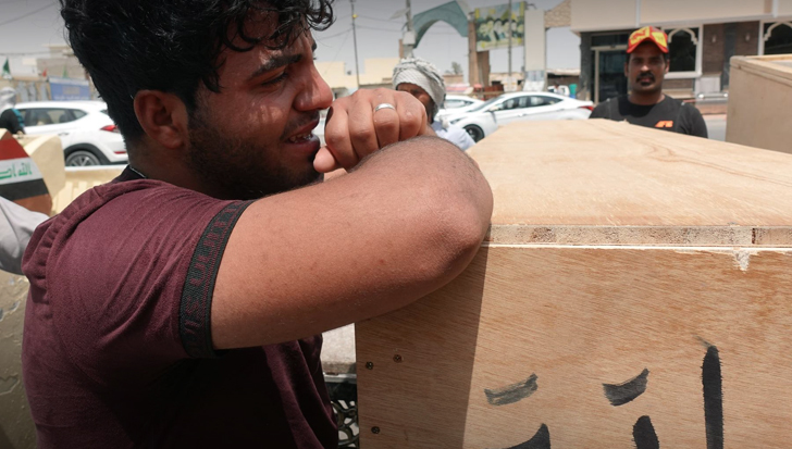 عراقيون يودّعون أحبتهم - صورة: فرانس برس