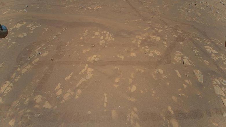 NASA'nın Mars'a indirdiği mini helikopter, ilk fotoğraflarını gönderdi