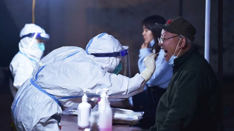 رجل صيني يجري فحص الحمض النووي لفيروس كورونا- الصورة لفرانس 24