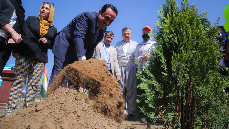 Erbil Governor Omed Khoshnaw plants a tree to mark the capital's Environment Day, April 4, 2022. (Photo: Erbil Governorate/Facebook)