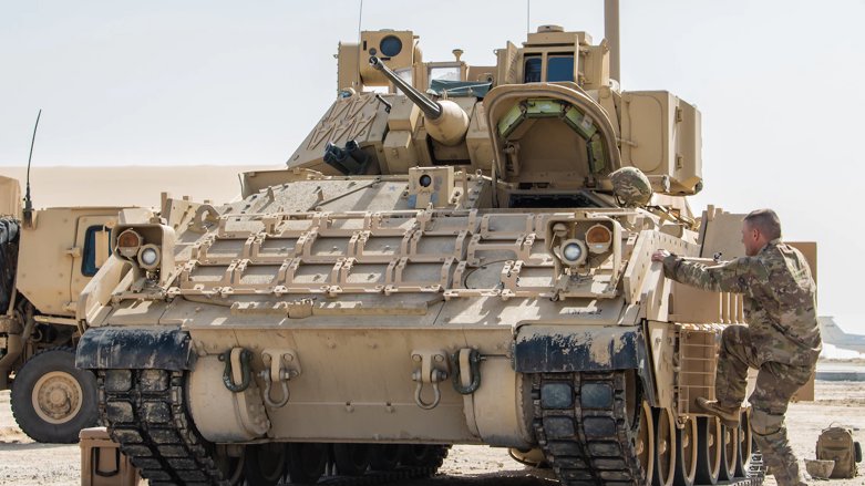 US Soldier from the 2nd Platoon, Alpha Company, 1/163rd Combined Arms Battalion, inspects a Bradley M2A3 Fighting Vehicle in Kuwait, Jan. 27, 2022. (Photo: US Air National Guard/Staff Sgt. Chloe Ochs)