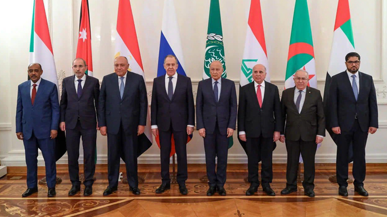 the Arab Ministerial Communication Group poses for a group photo with Russian Foreign Minister Sergey Lavrov (center), April 4, 2022. (Photo: Iraqi Foreign Ministry)