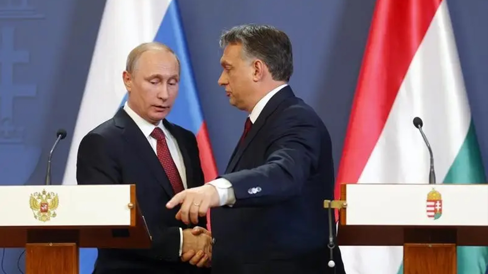 ویکتور اوربان نخست‌وزیر مجارستان  (سمت راست) دوستی دیرینی با ولادیمیر پوتین رئیس جمهور روسیه دارد