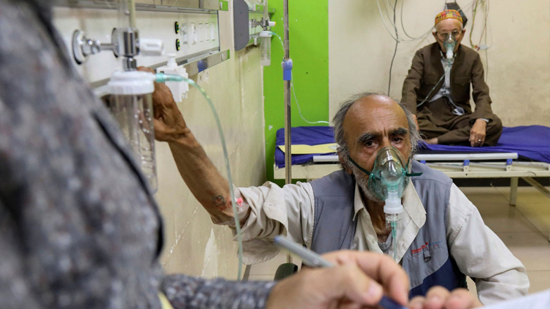 Elderly men use oxygen masks at a hospital in the Kurdistan Region's capital Erbil, April 7, 2022. (Photo: Safin Hamed/AFP)