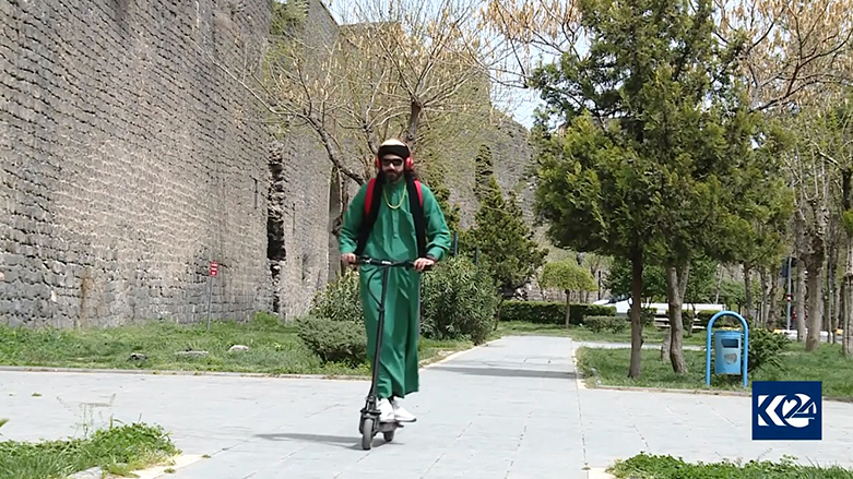 Xortekî Diyarbekirî ji ber bihabûna benzînê êdî scooter bi kar tîne