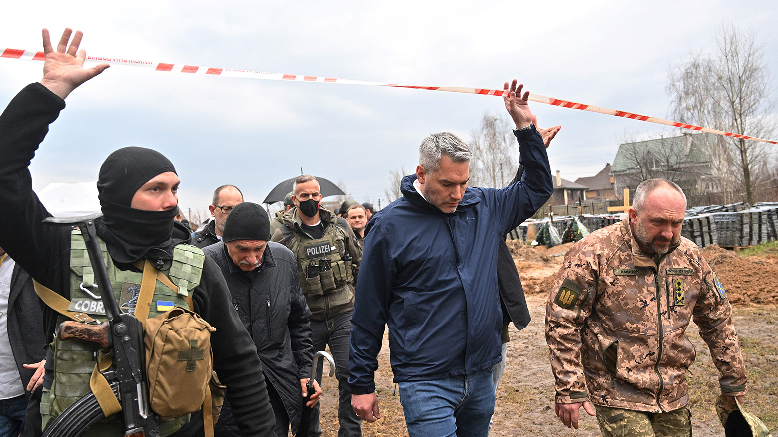 کارل نهامر در دیدار از شهرستان بوچا اوکراین و بررسی شواهد احتمالی مرتکب شدن ارتش روسیه به جنایات جنگی