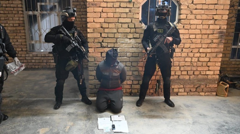Members of Iraq's Counter-Terrorism Services with arrested ISIS militant. (Photo: Yehia Rasool/Twitter)