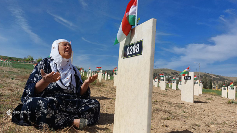 A woman is praying at the gravesite of an Anfal victim in the Kurdistan Region's Chamchamal district, April 14, 2022. (Photo: Dana Hama Gharib/Kurdistan 24)