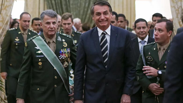 جایر بۆلسۆنارۆ، سەرۆکی بەڕازیل لەگەڵ چەند پلەدارێکی سووپای وڵاتەکەی