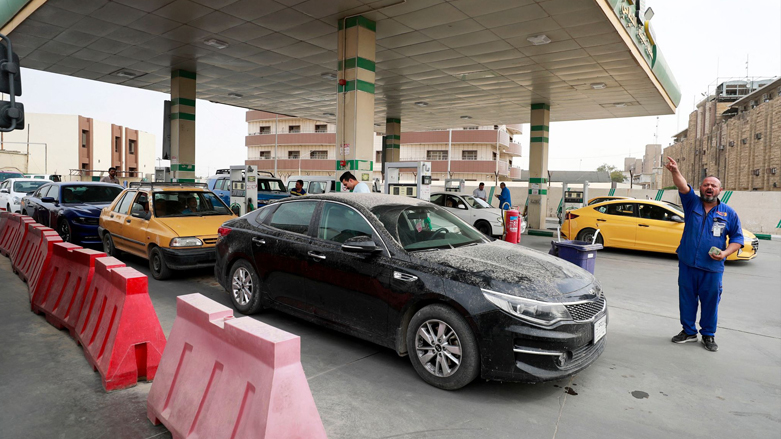 Iraqis crowd a petrol station to refuel amid a dispute between the authorities and owners of private stations, in Baghdad April 14, 2022. (Photo: Ahmad al-Rubaye/AFP)