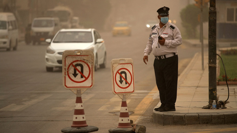 A traffic policeman stands along Kahramana Square in the centre of Iraq's capital Baghdad during a dust storm April 12, 2022. (Photo: Ahmad al-Ruabye/AFP)
