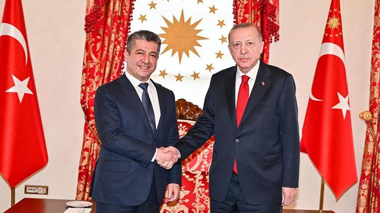 Kurdistan Region Prime Minister Masrour Barzani (left) shakes hands with Turkish President Recep Tayyip Erdogan at Dolmabahce Palace in Turkey's Istanbul, Apr. 15, 2022. (Photo: KRG)