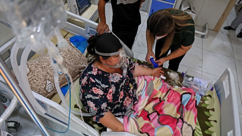 A medic cares for a COVID-19 patient at a hospital in the Kurdistan Region’s Duhok province, July 27, 2021. (Photo: Safin Hamed/AFP)