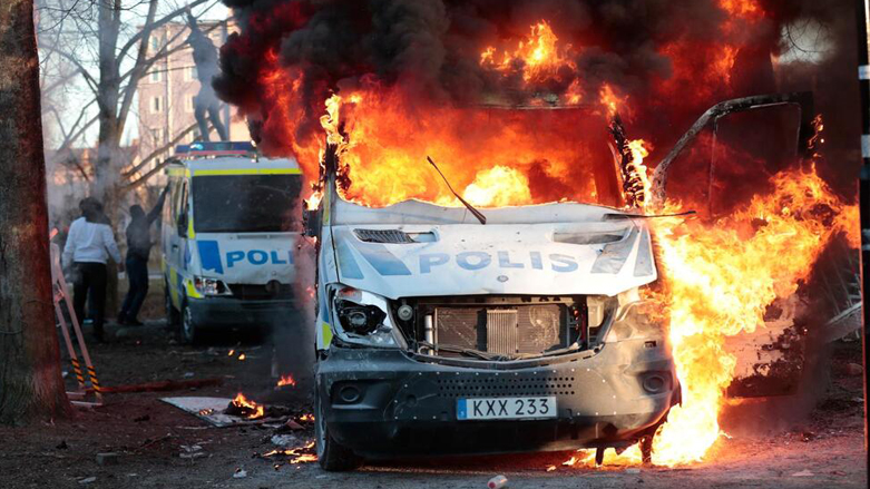 Protesters set fire to a police bus in the Sveaparken park in Orebro, Sweden, April 15, 2022. (Photo: AP)