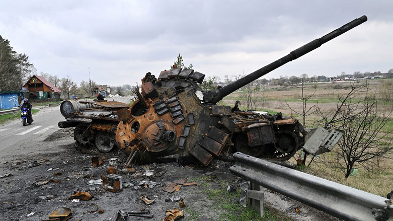 Kiev'e bağlı Rusaniv köyünde imha edilen bir Rus tankı (AFP)