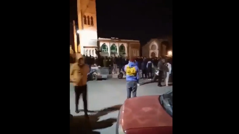 شه‌ڕ و ده‌مه‌قاڵێی نێوان پێشنوێژی مزگه‌وت و رێكخه‌رانی ئاهه‌نگی گۆرانی گوتن