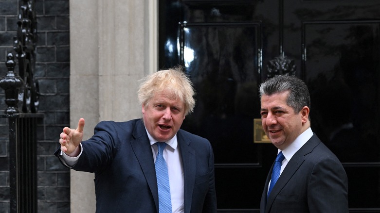 Kurdistan Region Prime Minister Masrour Barzani (right) poses for a photo with his British counterpart Boris Johnson outside 10 Downing Street in London, April 19, 2022. (Photo: Daniel Leal/AFP)