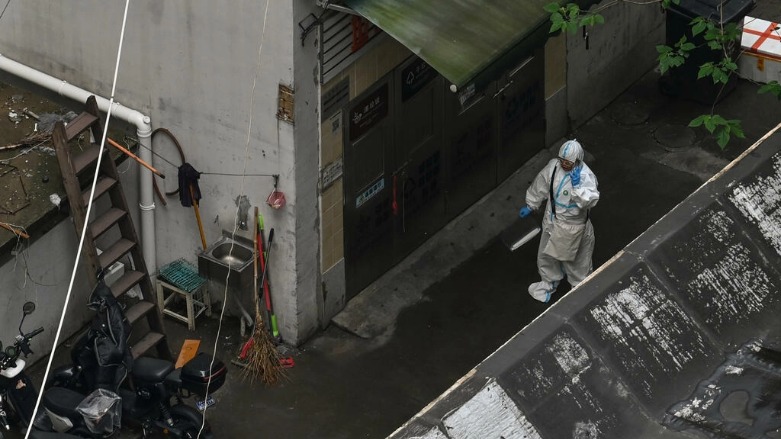 عامل صحة في أحد أحياء شنغهاي في 23 نيسان/أبريل 2022 - الصورة لفرانس 24
