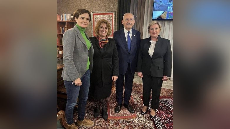 Kemal Kılıçdaroğlu'nun seccade üzerindeki fotoğrafı tartışma yarattı