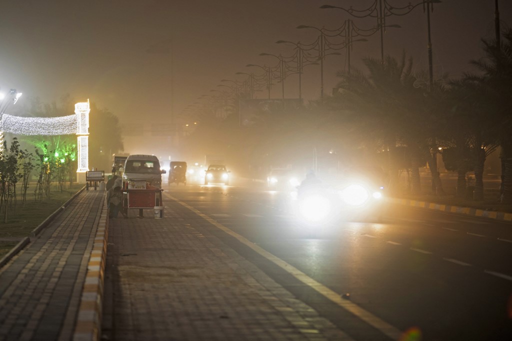 Vehicles drive down a road in Baghdad as thick dust blankets the city, March 31, 2023. (Photo: Murtadha Ridha/AFP)