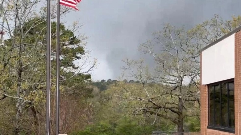 صورة من تسجيل فيديو قدمه لين هانكوك في 31 آذار/مارس لإعصار يضرب مدينة ليتل روك في ولاية اركنسو الاميركية © لين هانكوك / صورة موزعة/اف ب