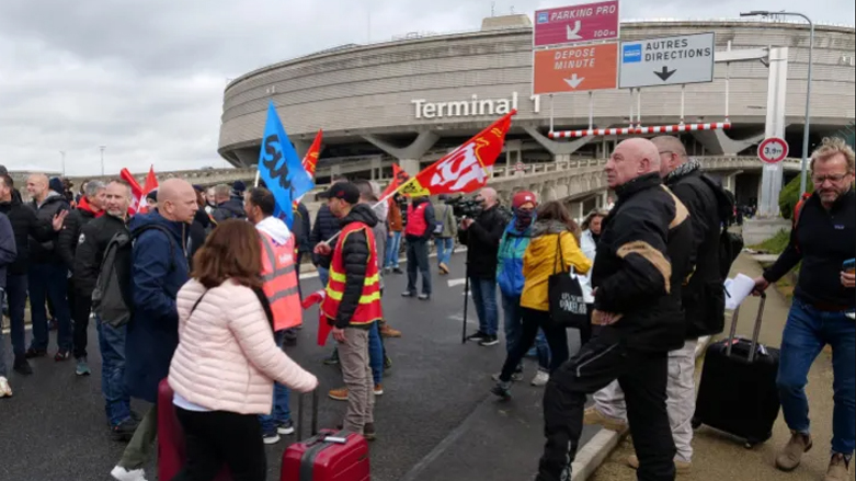 مشهد من إضراب سابق في مطار شارل ديغول بباريس (وكالات)