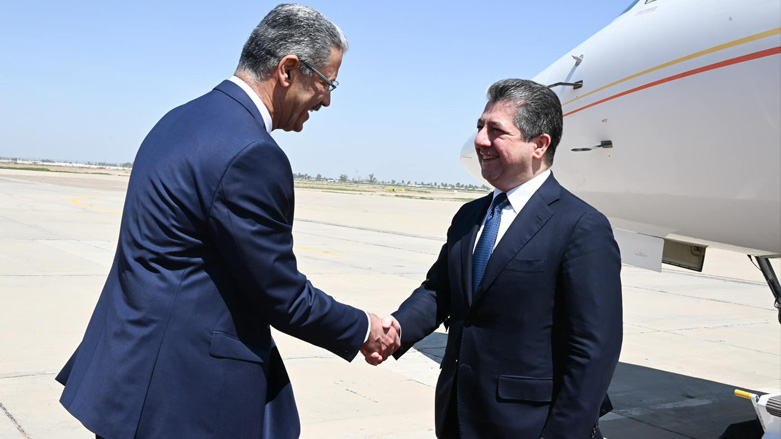 Kurdistan Region Prime Minister Masrour Barzani shaking hands with Iraqi Oil Minister Hayyan Abdulghani at Baghdad International Airport, April 4, 2023. (Photo: KRG)