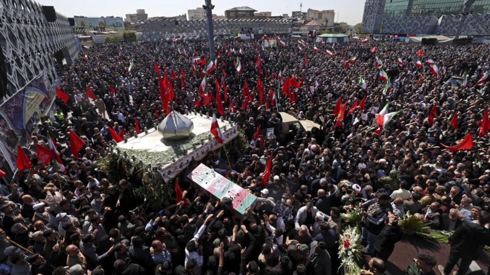 مشيعون يشاركون في جنازة ضابطين في الحرس الثوري الإيراني قتلا بضربة إسرائيلية بسوريا، في طهران في 4 نيسان/أبريل 2023. © أ ف ب