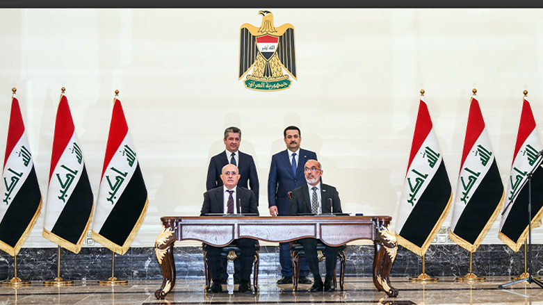 خلال توقيع اتفاقية النفط بين وفدي أربيل وبغداد بحضور مسرور بارزاني والسوداني