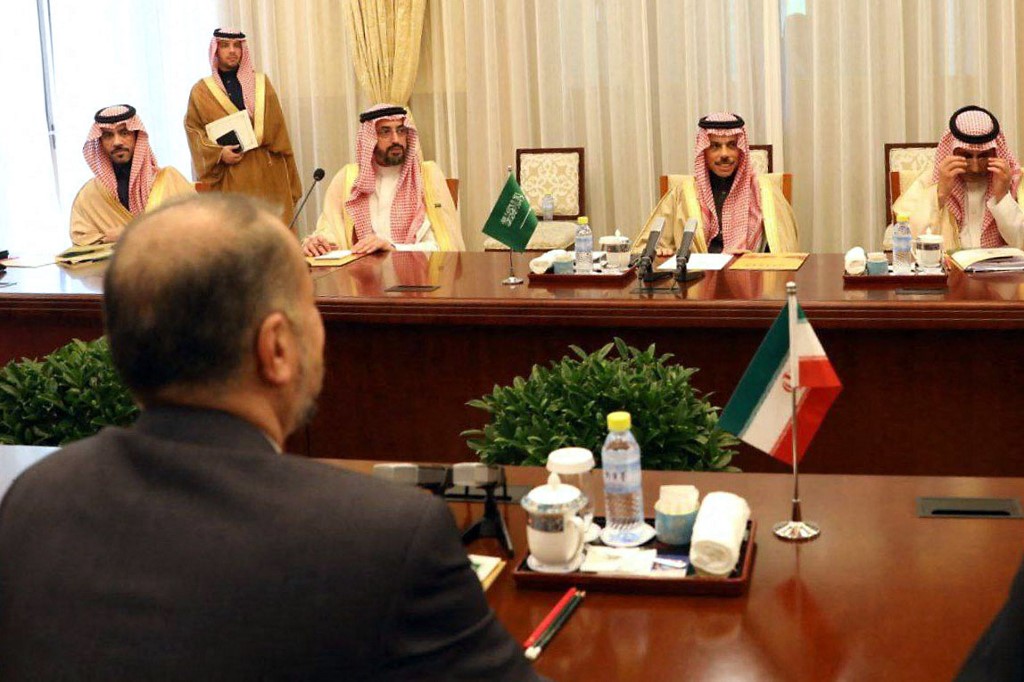 حسین امیرعبداللهیان، وزیر امور خارجه ایران و شاهزاده فیصل بن فرحان، وزیر امور خارجه عربستان سعودی در نشستی با اعضای هیئت&zwnj;های خود در پکن، ٦ آوریل ٢٠٢٣. (عکس: وزارت امور خارجه ایران/ خبرگزاری فرانسه)