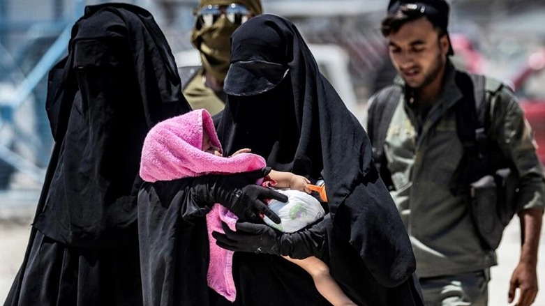 عناصر أمن يصطحبون نساء يعتقد أنهن زوجات مقاتلين في تنظيم الدولة الإسلامية في مخيم الهول في الحسكة بتاريخ 23 تمو/يوليو 2019 © دليل سليمان / ا ف ب/ارشيف
