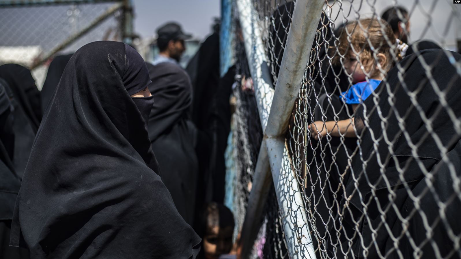 يقبع آلاف النساء والأطفال الأجانب من عائلات داعش في مخيمي الهول وروجشمال شرقي سوريا
