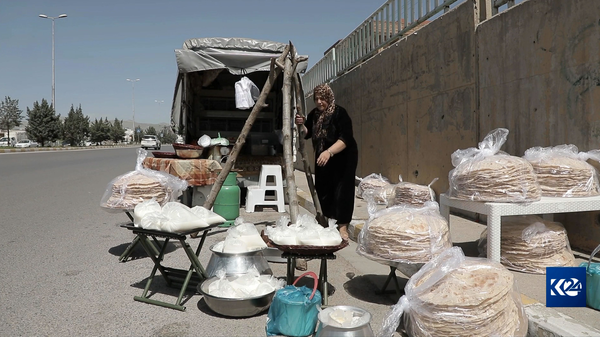 Shokhan Nasradin is pictured setting up her mobile shop on a street in Sulaimani, April 8, 2023. (Photo: Kurdistan 24)