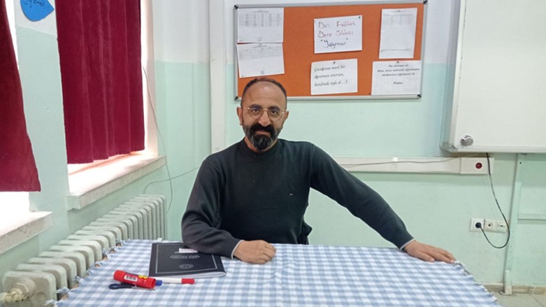 Türkçe öğretmeni Hüdai Morsümbül