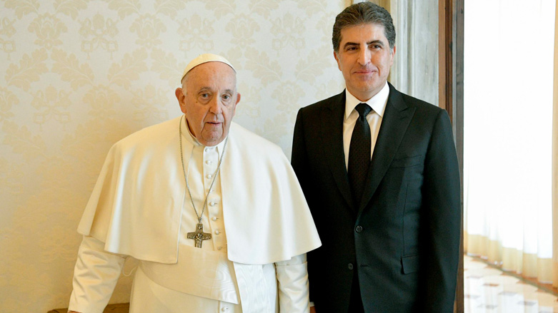 Kurdistan Region President Nechirvan Barzani posing for a photo with Pope Francis in the Vatican City, April 13, 2023. (Photo: Kurdistan Region Presidency)
