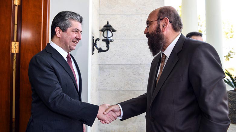 Kurdistan Region Prime Minister Masrour Barzani (right) shaking hands with Hazim Tahsin Beg, the Mir of the Yezidis, April 16, 2023. (Photo: KRG)