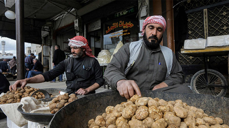 تاجر كمأة يعرض بضاعته في أحد أسواق حماه شمال غربي سوريا (فرانس برس)