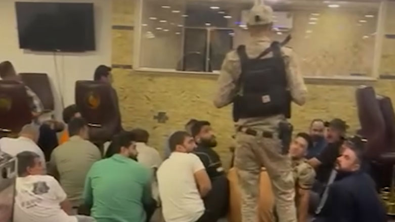 تصاویر ویدیویی شماری از خلافکاران را در هنگام دستگیری و نشسته بر روی زمین نشان می‌دهند