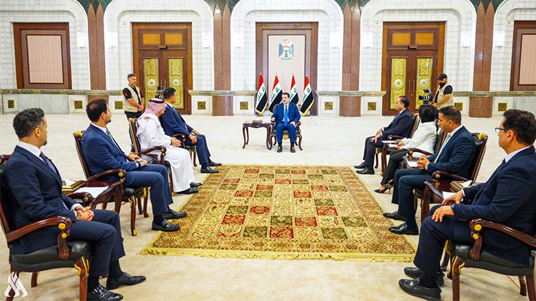 رئيس الحكومة العراقية محمد شياع السوداني خلال لقائه بموفدي بعض وسائل الإعلام (واع)