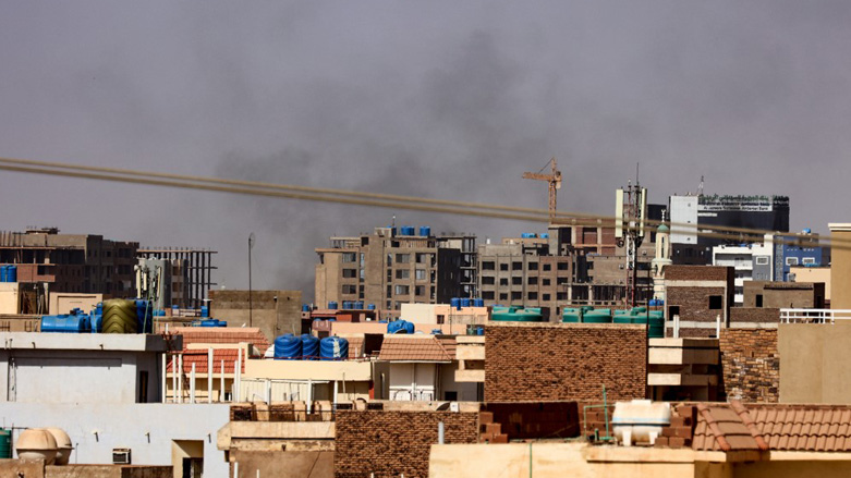 Smoke billows over residential buildings in eastern Khartoum, April 22, 2023. (Photo: AFP)