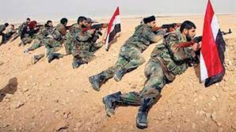 سربازان سوری در پشت خاکریز‌های جنگ