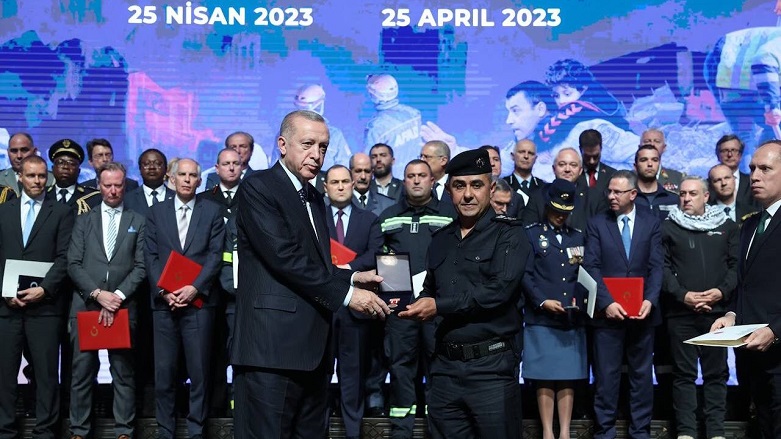 The head of the Kurdistan Regional Emergency Team, Tahsin Sheero Ahmed, on Tuesday received an award from the Turkish president Erdogan (Photo: Kurdistan 24)