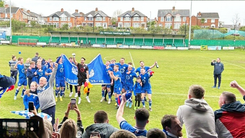 ئاهه‌نگی یاریزانانی لوگاڵ دوای سه‌ركه‌وتنیان بۆ خولی نایابی ئێرله‌ندا